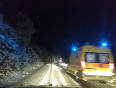 Επιχείρηση σωτηρίας για ασθενή στην Κρήτη- Μπροστά το εκχιονιστικό και πίσω το ασθενοφόρο (φωτο)
